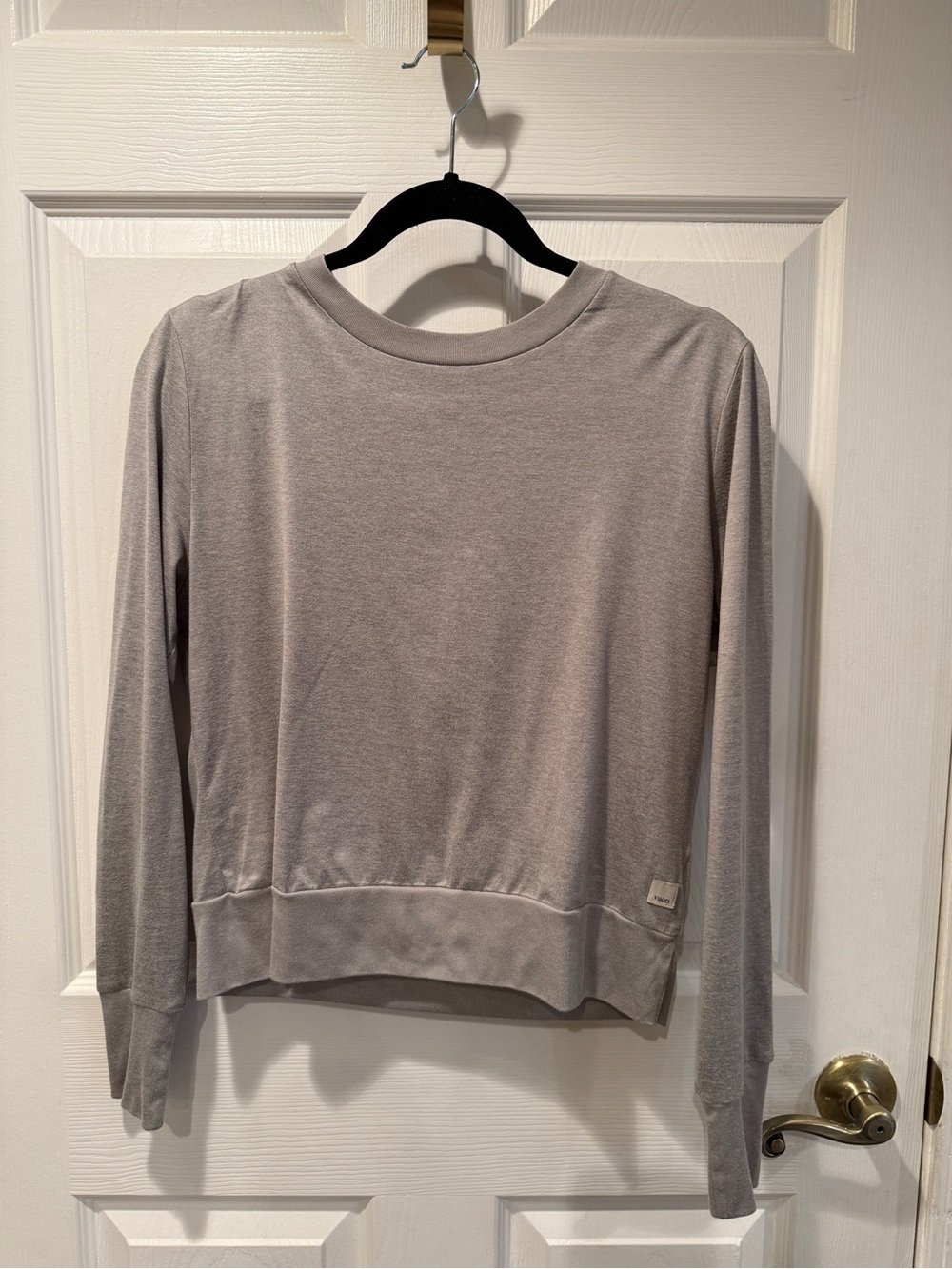 Vuori Women’s Light Gray Long Sleeve Crewneck Top